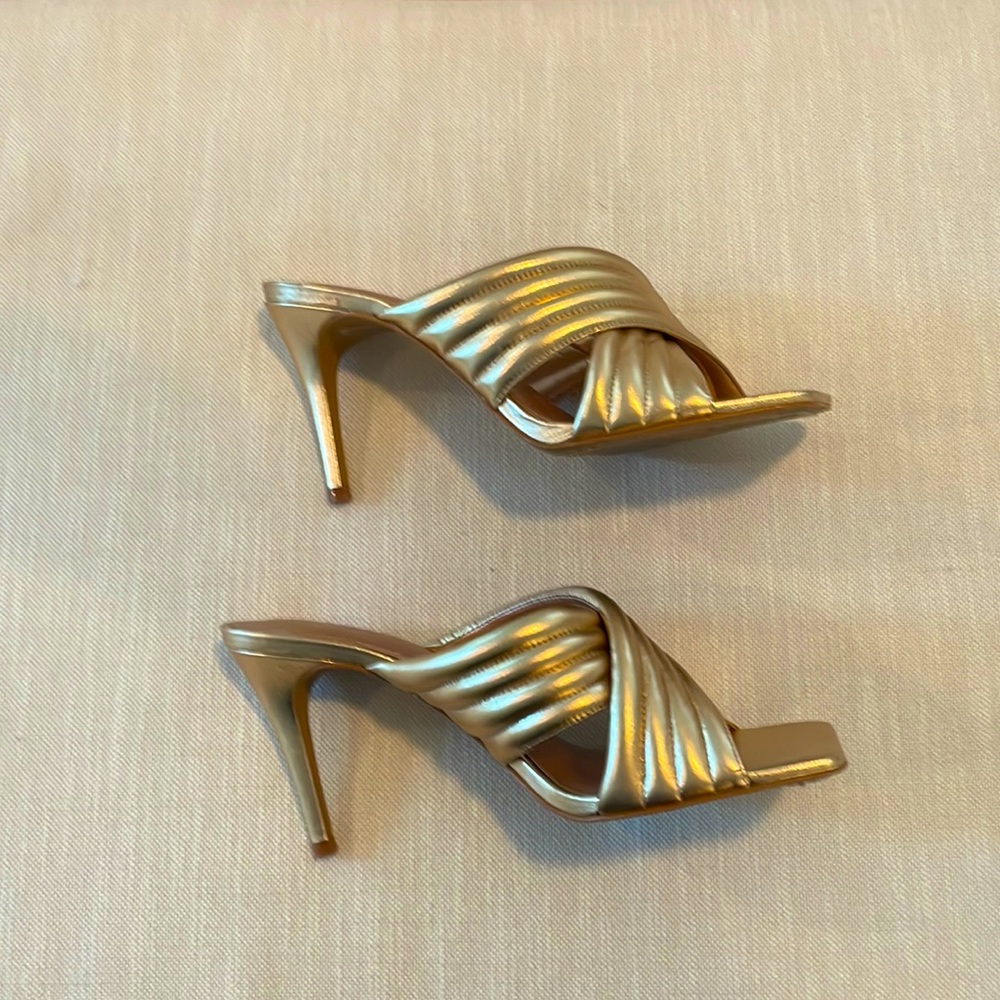 VINCE CAMUTO VC-Sarendie women’s size 9-1/2 Egyptian gold metallic heels